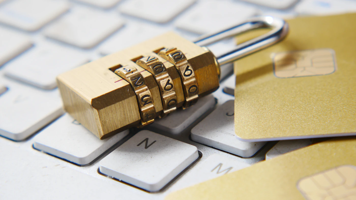Cadeado dourado sobre um teclado, representando segurança da informação