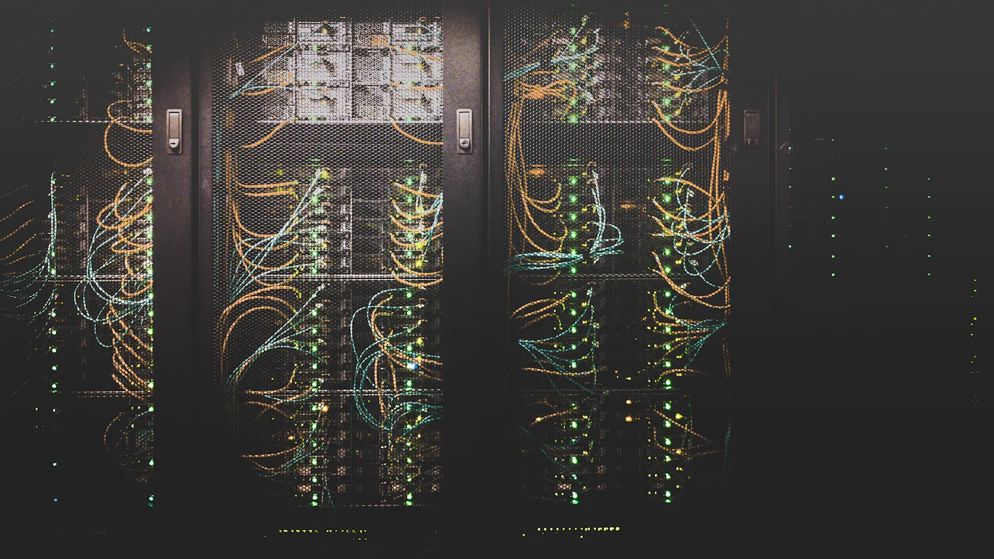 Servidores e cabos de rede em um data center