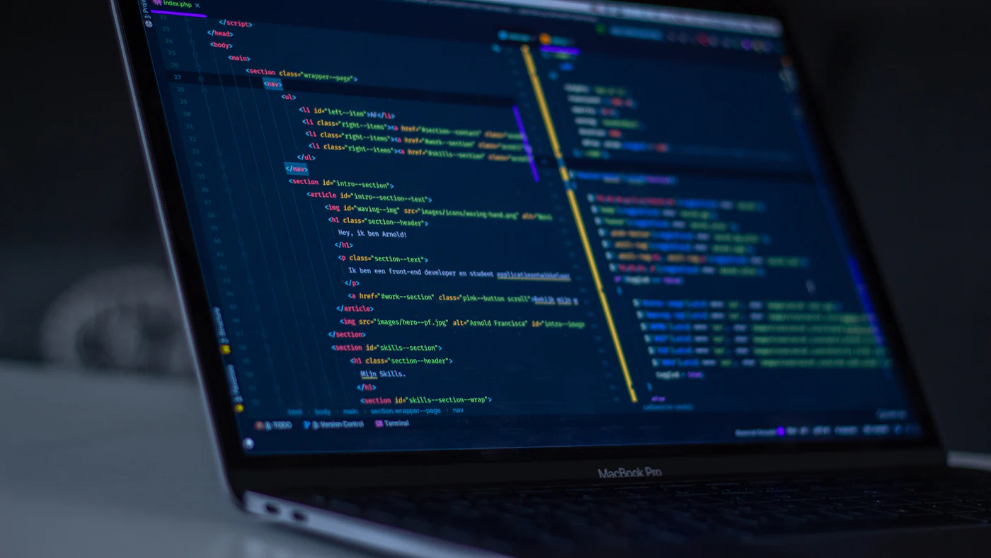 Código de uma aplicação web em um editor no notebook